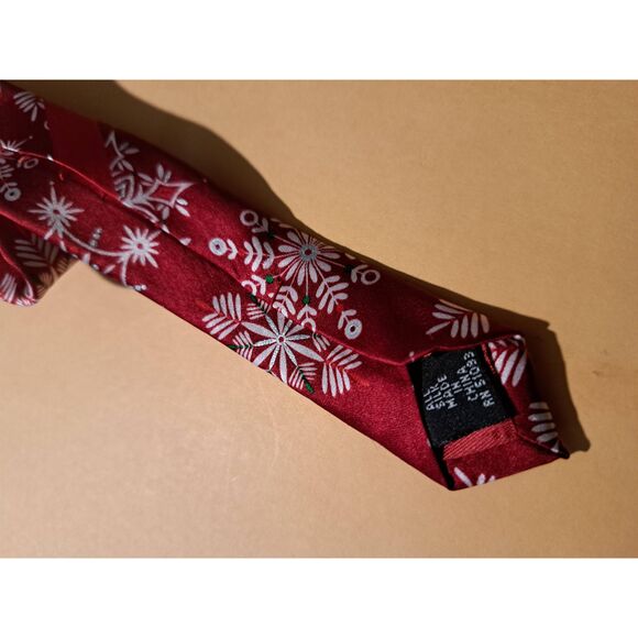 Holiday Traditions Silk Christmas Mens Necktie Red Green White Silver Snowflake - Picture 4 of 4
